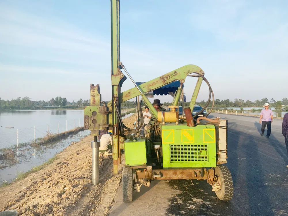 Aanleg van de bermen langs de snelweg Can Tho - Ca Mau. Foto: Tam Chi O3a.jpg