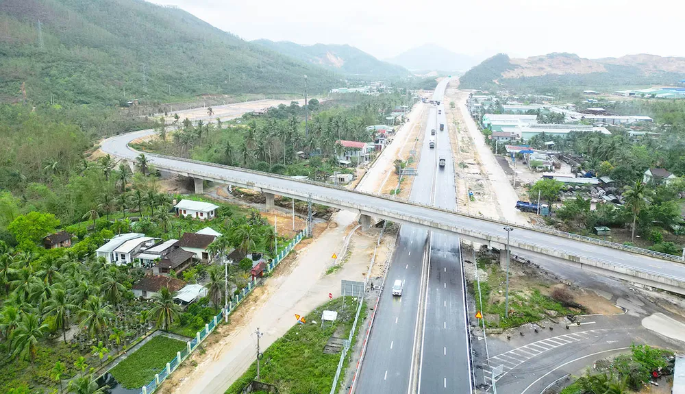 The interchange connecting the Quy Nhon - Chi Thanh expressway to National Highway 1A has been completed, allowing traffic to enter through the Cu Mong tunnel (bordering Gia Lai and Dak Lak provinces). P5b.jpg