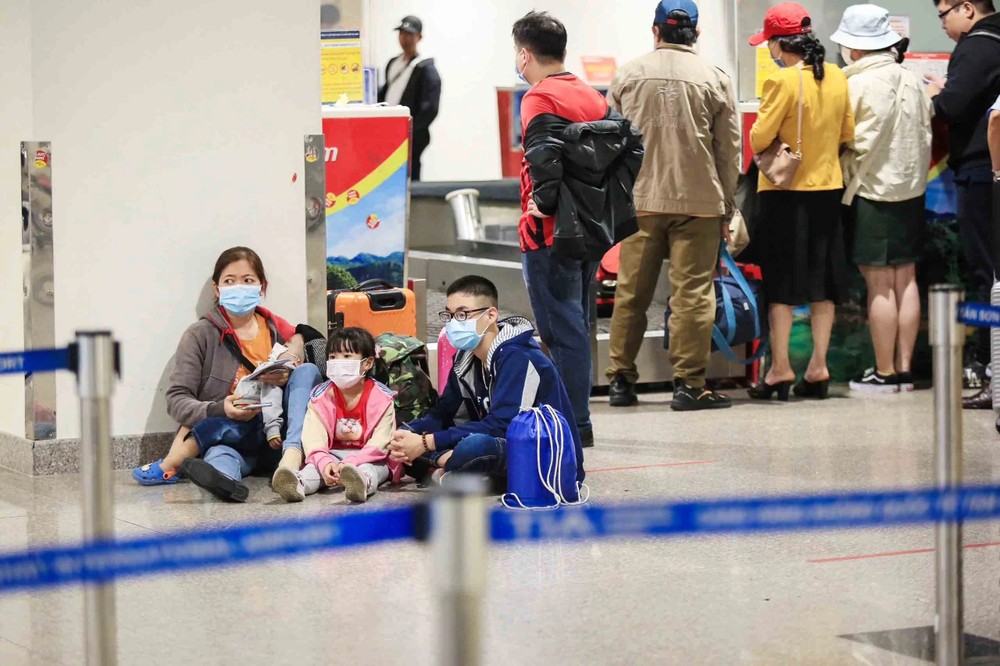乘客在新山一机场久等航班。