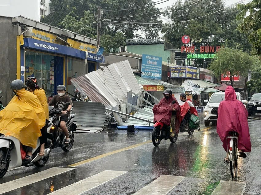 第十二郡东兴顺坊阮文过街一个招牌因强降雨而突然坠落。