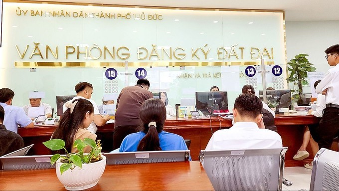 民众在守德市土地注册办公室等候办理房地产证件。