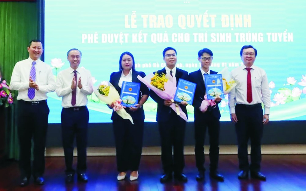 市内务厅已颁行《决定》，从优秀毕业大学生资源招聘公务员与职工。