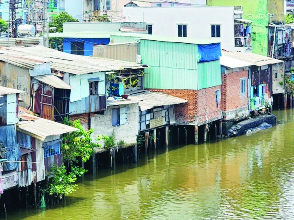 第八郡双渠上的简陋破旧住房。