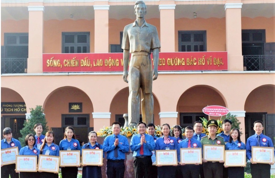 本市年轻代表荣获阮文追奖和2024年“优秀、亲善干部、公务员和年轻职工”奖。