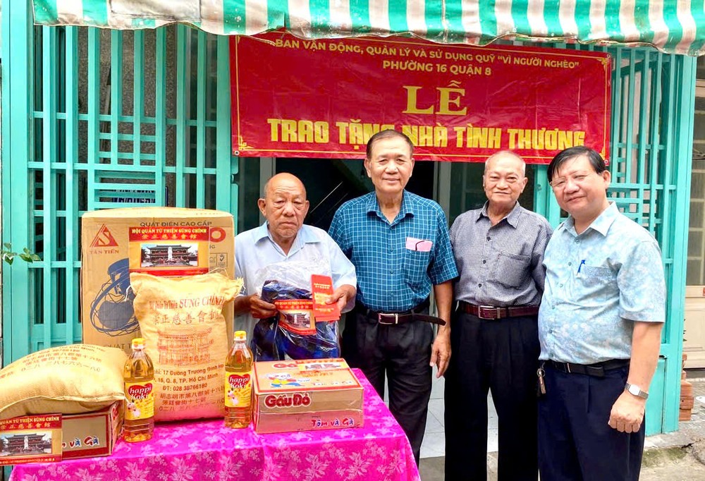 第八郡崇正慈善会馆向刁振朋赠送食用品和红包祝贺! qk4.jpg