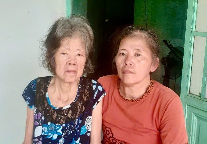 魏氏梅(左)与幼妹魏六妹。