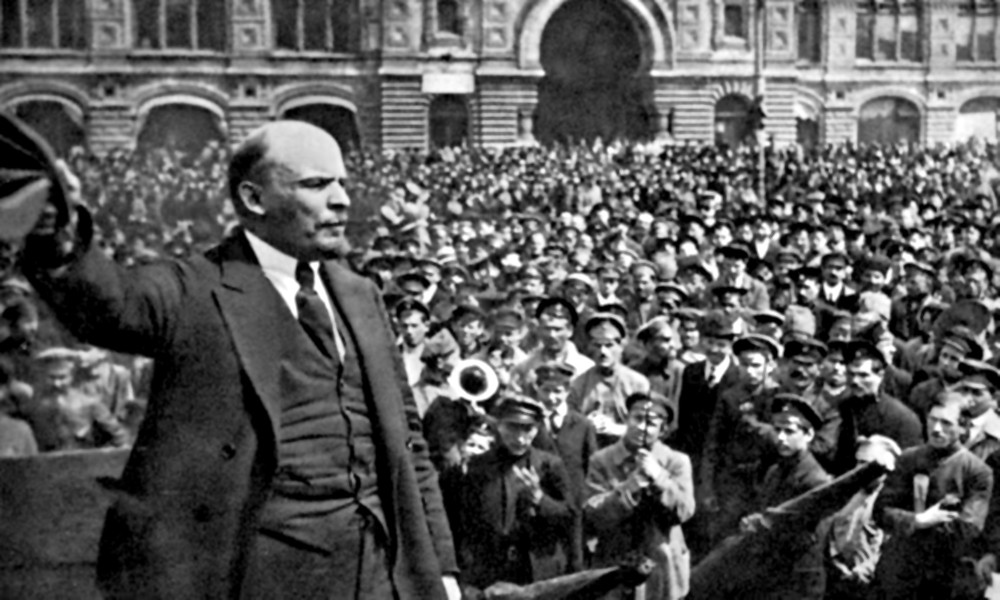 1917年,列宁领袖在莫斯科红场发表演说。