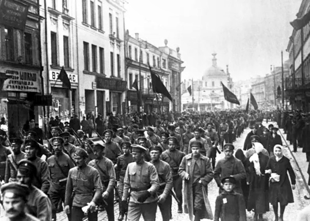 1917年,布尔什维克军兵在莫斯科街头游行。 CMT10 Nga 2.jpg