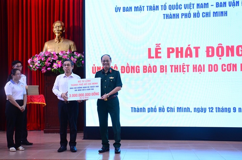 市越南祖国阵线委员会接收各单位支援受3号台风影响灾区的捐款。
