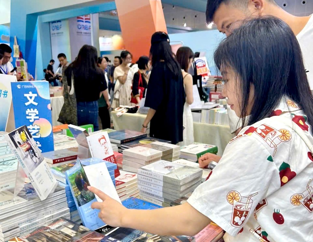 《白云生处有人家》和《河内人旧时饮食杂记》吸引观众阅读。 z6038742561380_c9b1363aec2626a12955e075e9a1557b.jpg