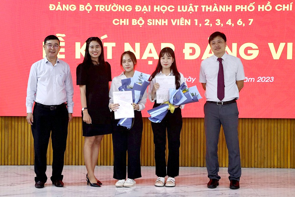 市法律大学大学生荣获加入党行列。 19-11Dang bo 2.jpg