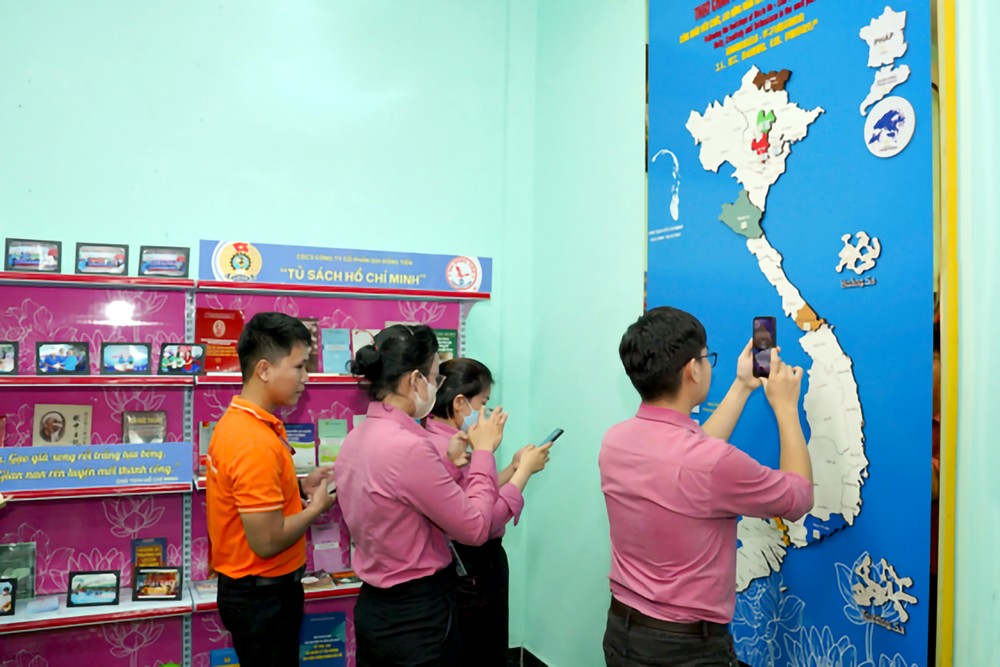 第五郡大同进股份公司刚设立的胡志明文化空间,是干部、员工们的生活理想教育之处 。