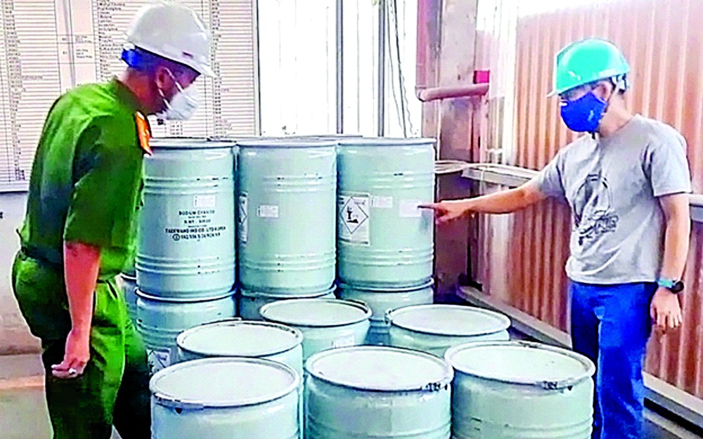 经过两个月开展总检查行动,市公安已缴获9.7吨非法氰化物。