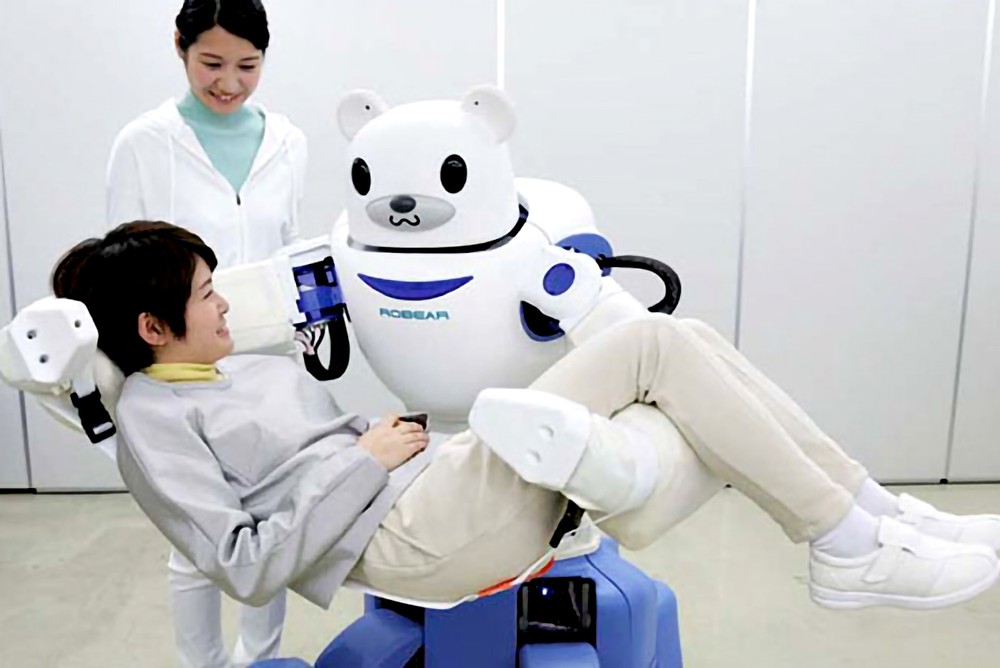 日本的机器人帮助照顾病人。