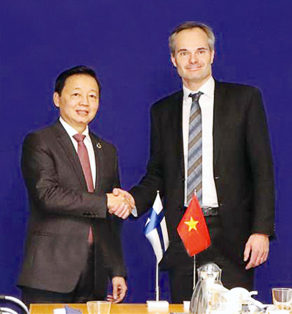越南政府副总理陈红河(左)与芬兰气候与环境部部长米凯宁。
