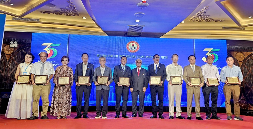 向第九届执委会颁发证书。 h3.jpg