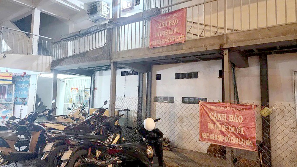 第四郡孙氏说公寓C座发生一角楼板坍塌,地方政府已竖立危险警示牌。