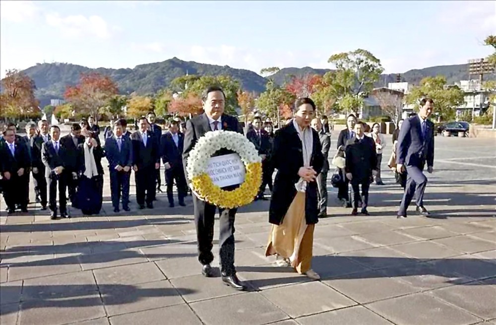 陈青敏一行前往长崎和平公园向长崎原子弹受害者敬献花圈。 7-122.jpg