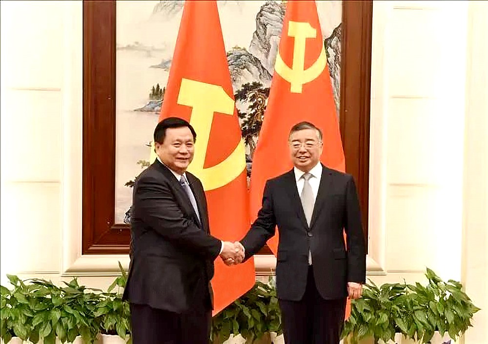越南共产党中央政治局委员、中央理论委员会主席、胡志明国家政治学院院长阮春胜（左）与中共中央政治局委员、中央书记处书记、中央宣传部部长李书磊。