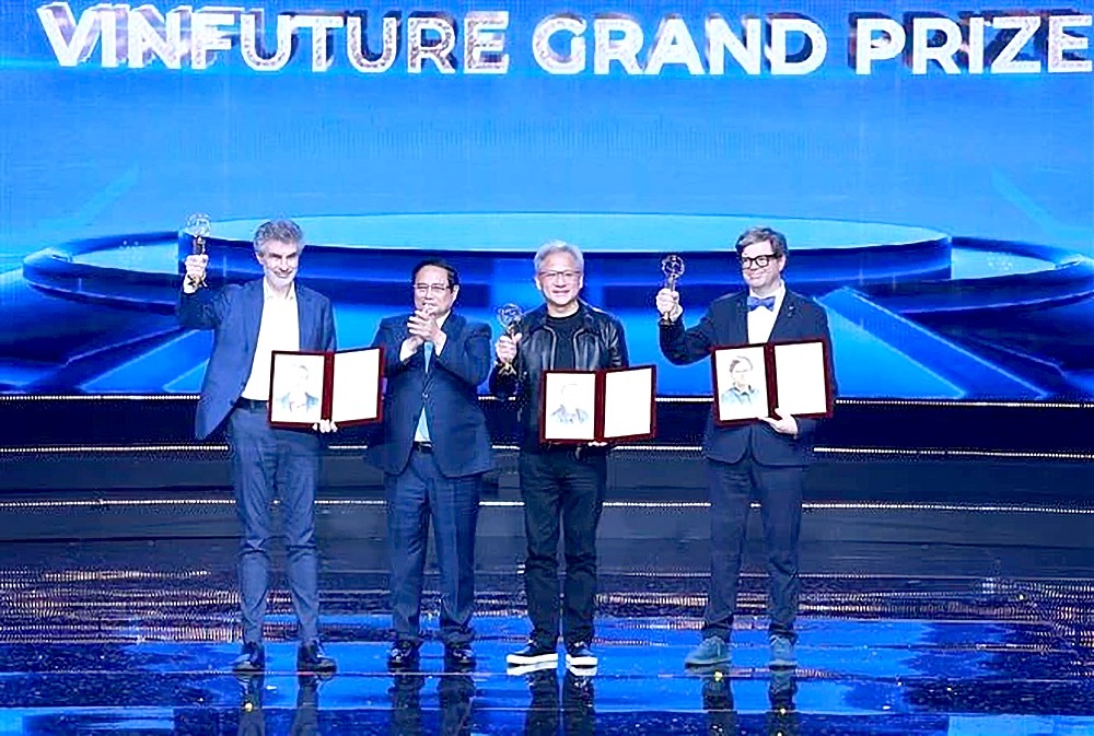 范明政总理向各位科学家颁发2024年VinFuture奖。 7-125.jpg