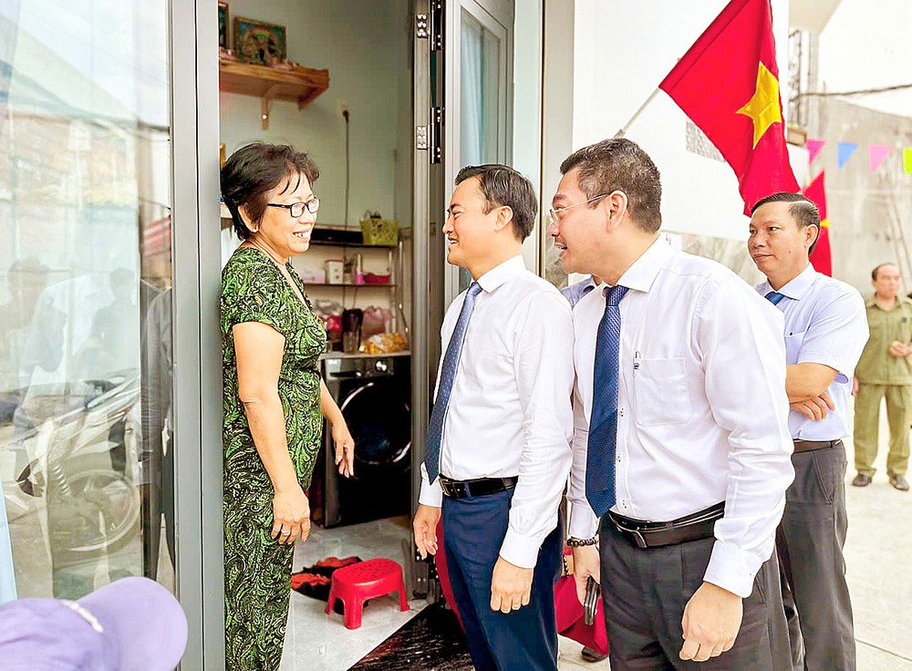 市人委会副主席裴春强(左二)与第七郡郡委领导探望和聆听民众意见。 16-12 Bui xuan cuong.jpg