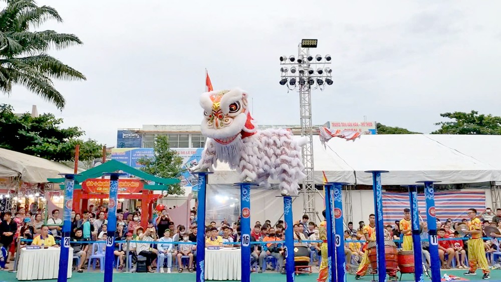 本市福海龙狮团参加比赛。