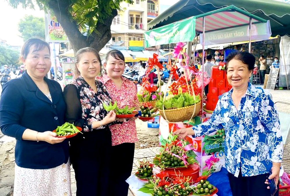 黎光充街上有近20家专门经营槟榔楼叶和婚庆用品的商店。