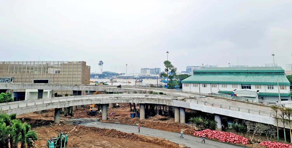 本月27日，在新山一机场T3航站楼工地正密锣紧鼓地施工。