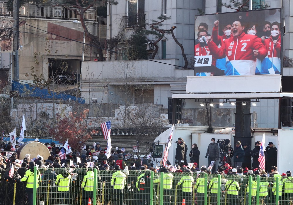 尹锡悦的支持者在韩国首尔龙山区汉南洞的总统官邸附近举行集会，反对逮捕尹锡悦。