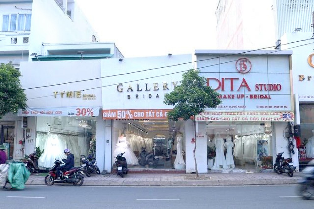 胡文华街上有近50家婚纱店。