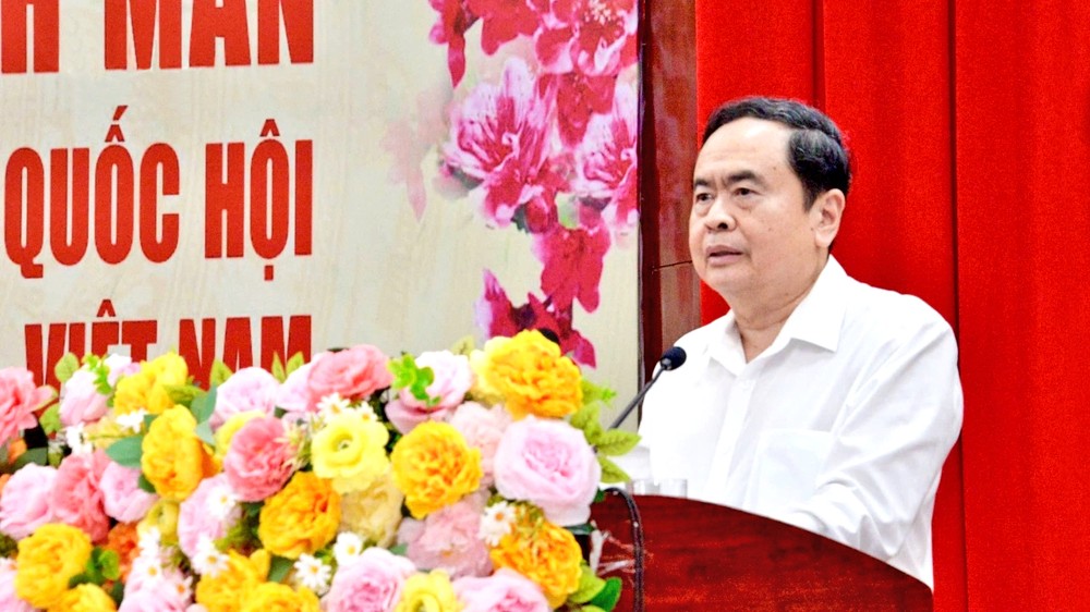 国会主席探望茶荣省军民