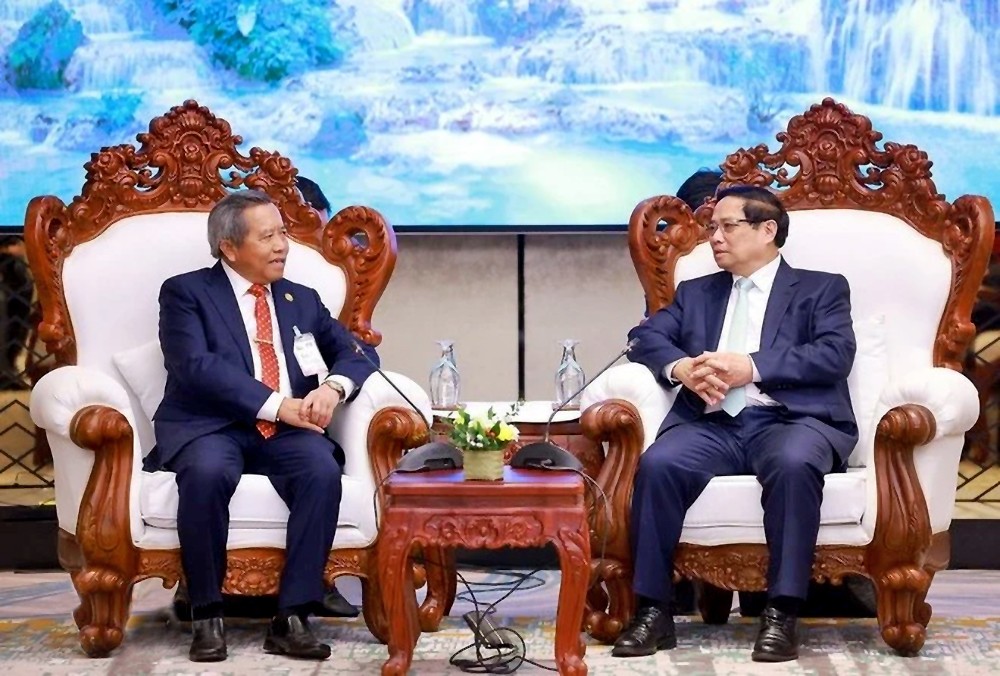 越南政府总理范明政会见老越友好协会中央委员会主席波威恩坎·冯达拉。