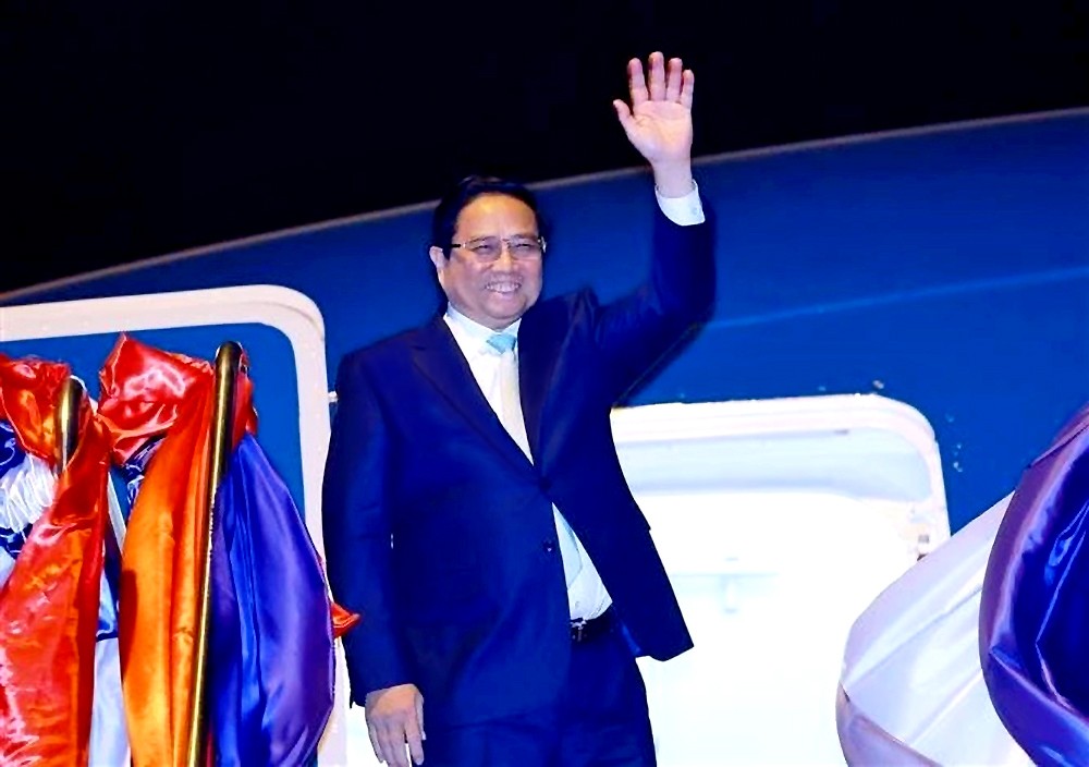 越南政府总理范明政返回河内，圆满结束对老挝的访问之旅。