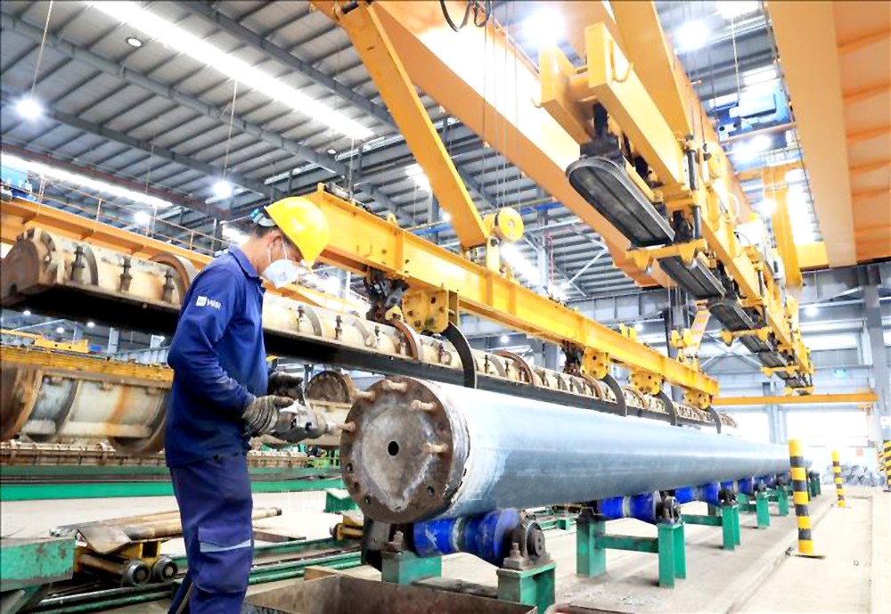 巴地-头顿省富美市富美3工业区的某家外国直接投资(FDI)企业的离心混凝土桩生产厂一隅。
