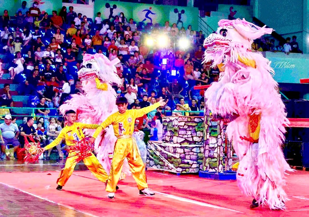 每年岁暮，第十一郡均举办龙狮汇演服务群众。