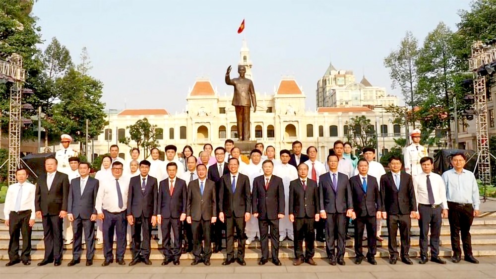 市领导上香缅怀胡志明主席与孙德胜主席