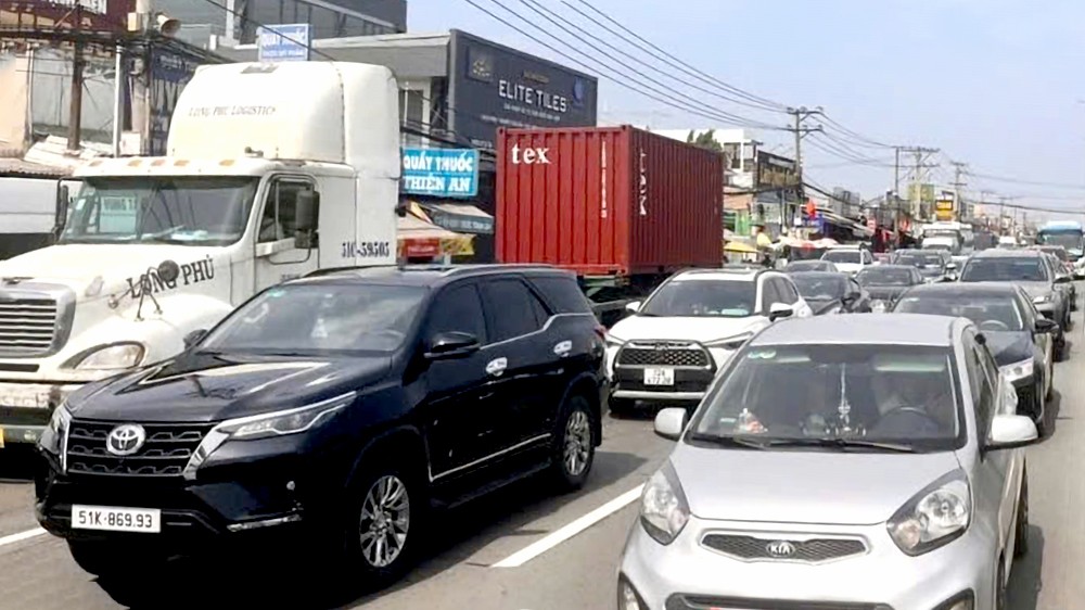 大年初四中午时段，大量汽车排长龙从51号国道朝巴地-头顿省方向行驶。