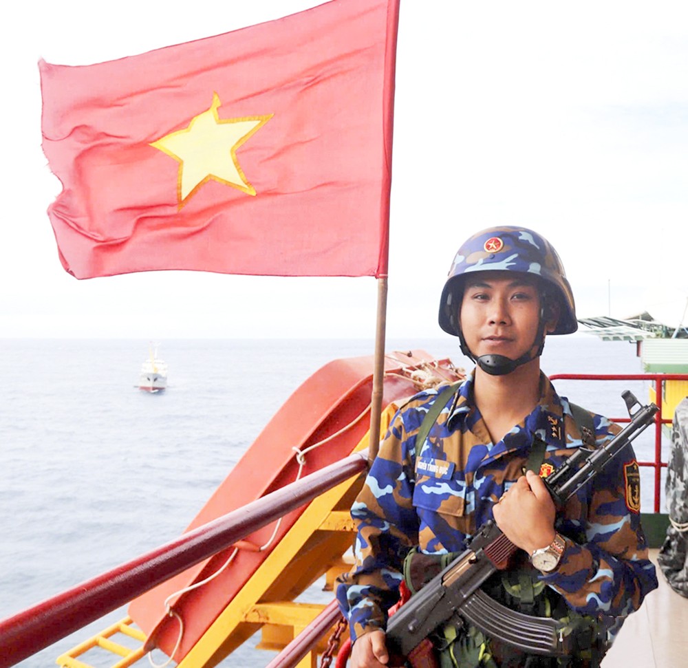 新春期间,为确保国防安宁,瞭望台战士们仍不忘职责、严持值守。 5-2 tet o nha gian 5.jpg