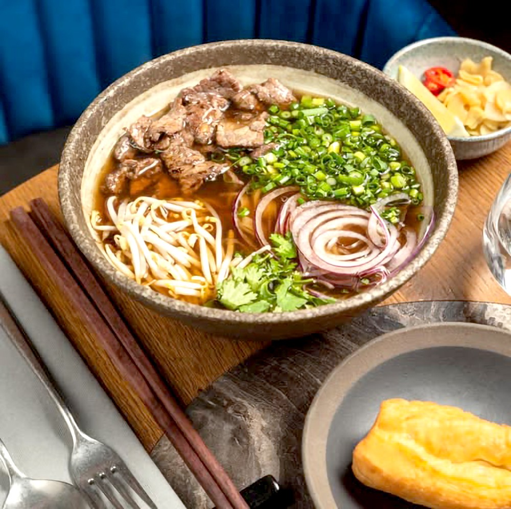 Dian餐厅的顺化牛肉米线也作出了调整迎合当地人的口味。 6-2 bun bo.jpg