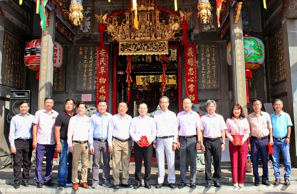 党中央候补委员、中央宣教与民运部副部长阮文孝向义安会馆理事会拜年。 z6298502792031_57f26dc8c313a4c108acac957b264d0e.jpg