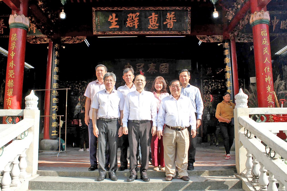 党中央候补委员、中央宣教与民运部副部长阮文孝向二府会馆理事会拜年。 z6298502971582_404cfc9f8089b366c859784fb2c93661.jpg