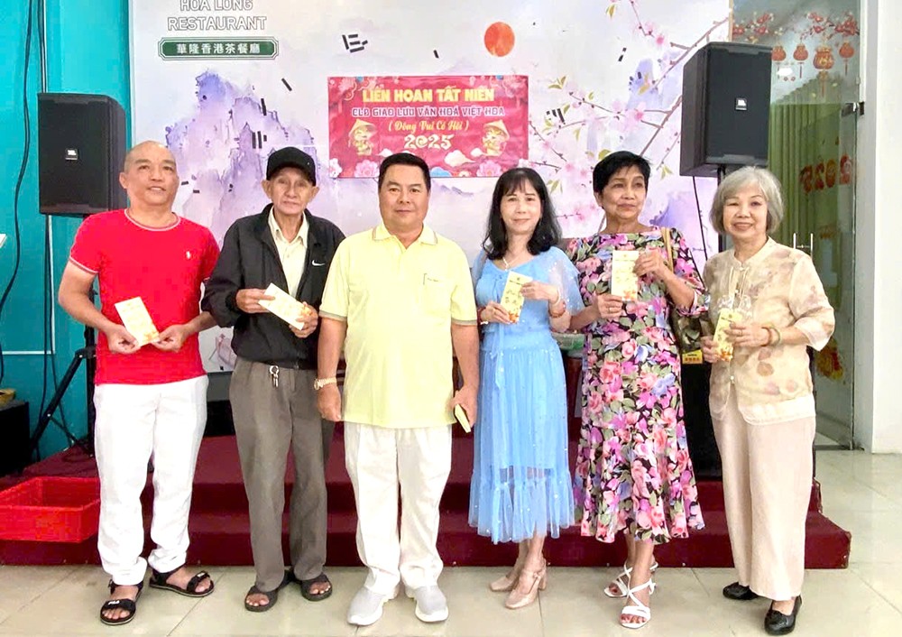 丁文森会长向团圆派发新春红包。 z6298634012093_5f78329cb05b9be7bdd2961fd23b8054.jpg