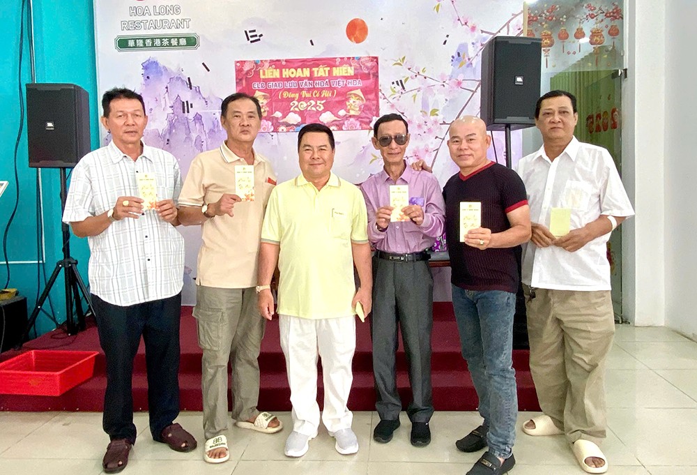 丁文森会长向团圆派发新春红包。 z6298634016055_6a8472be82e4cb701c3ffdcfdc44af68.jpg