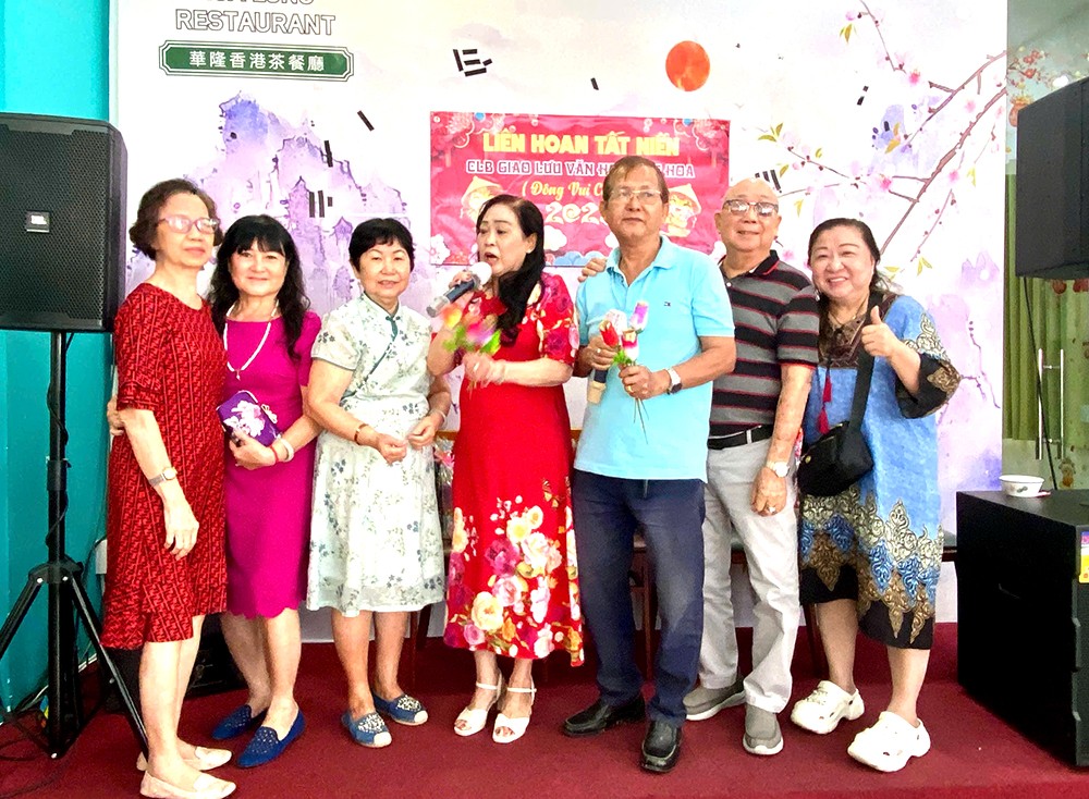 各顾问高歌助兴。 z6298635230545_3de6426e780b47165cf2987586870729.jpg