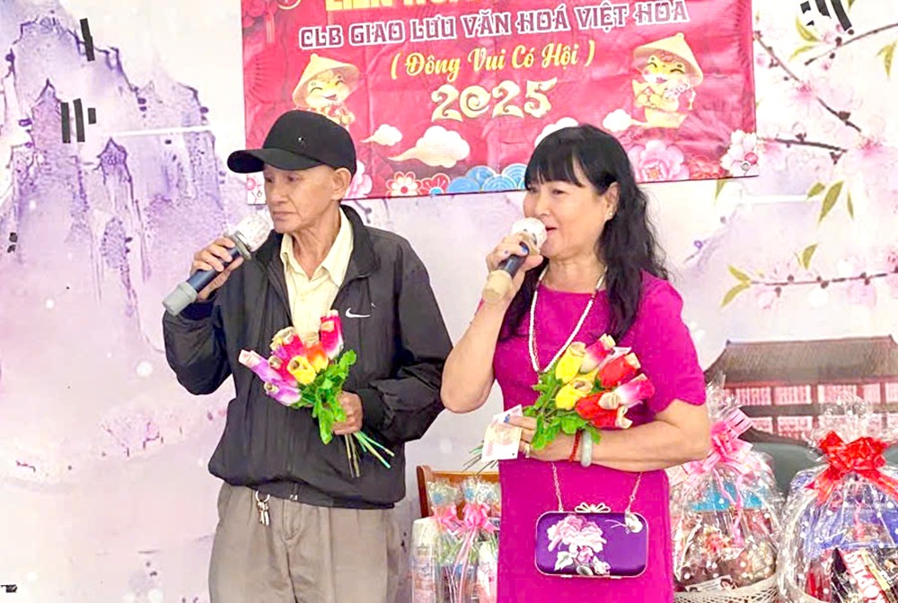 优秀艺人林振威与顾问高歌助兴。 z6298636152389_8fb71b0e1d2efd631be10d109f3caa7d.jpg