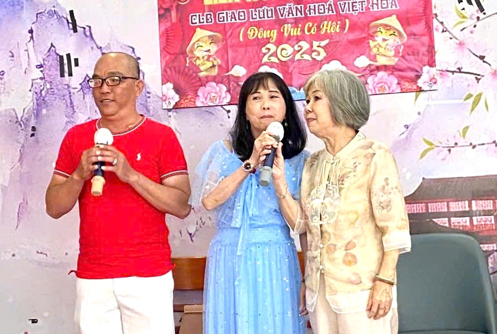 各艺人高歌祝贺新年。 z6298639019089_cc98b4de4dc5bbc9dac072a317c6c6ef.jpg