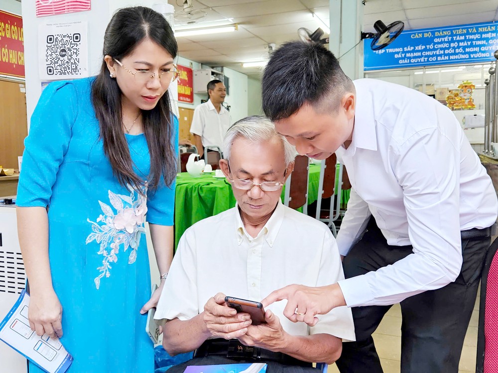 志愿者在第三郡第十二坊人委会指引居民安装数字签名应用程式。