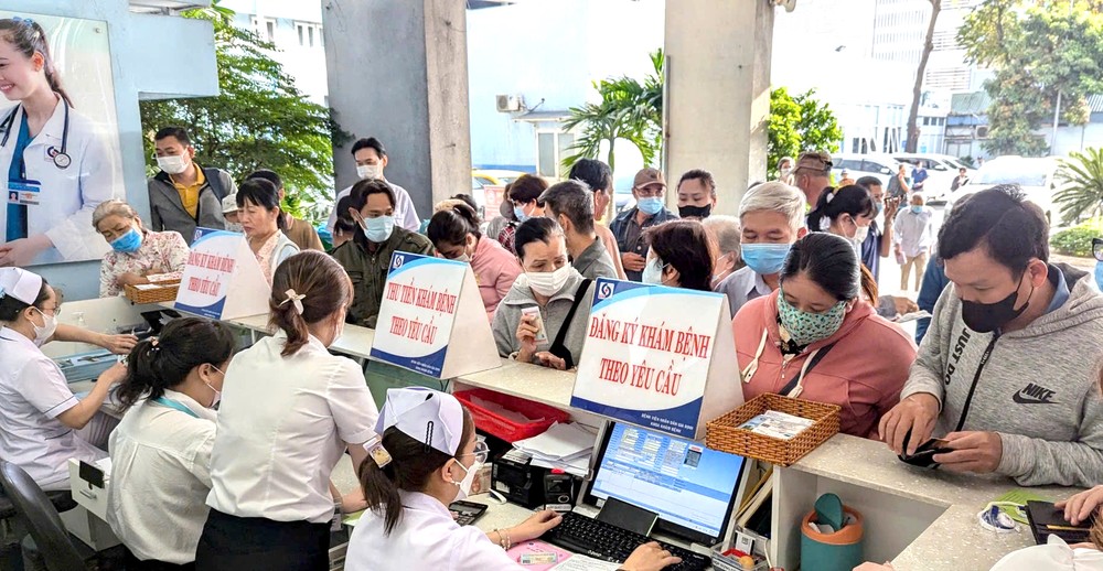 在嘉定人民医院就诊登记处，民众均严肃戴口罩预防疾病。