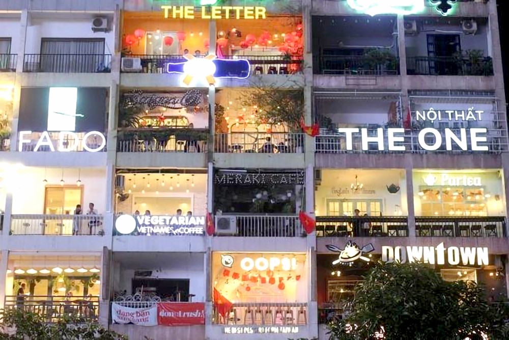 阮惠42号公寓的一角在夜晚闪闪发光。