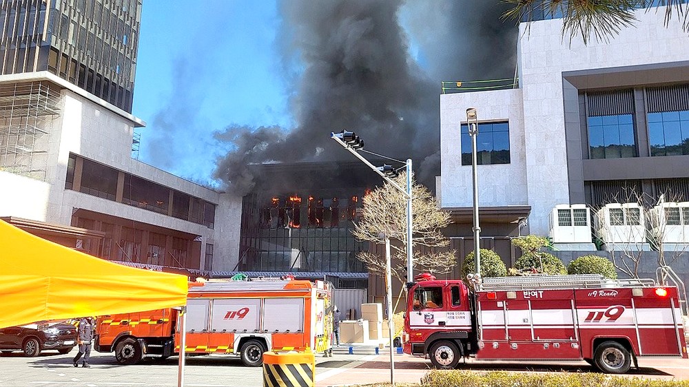 韩釜山一酒店施工现场起火致6死25伤